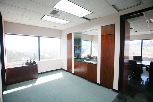 Suite 500 Executive Office Suite Reception 0467 1