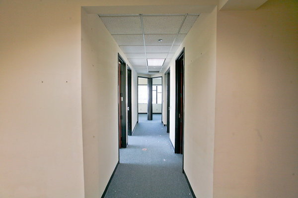 Suite 502 Hallway 0270 1