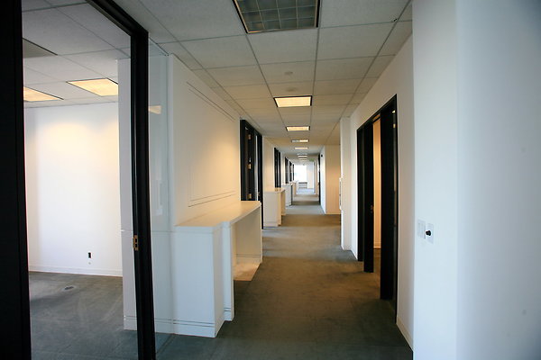 Suite 500 Hallway 0154