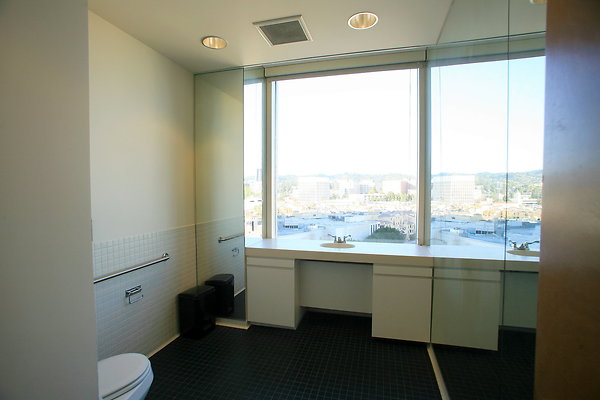 Suite 900 Executive Office2 Bathroom 0097