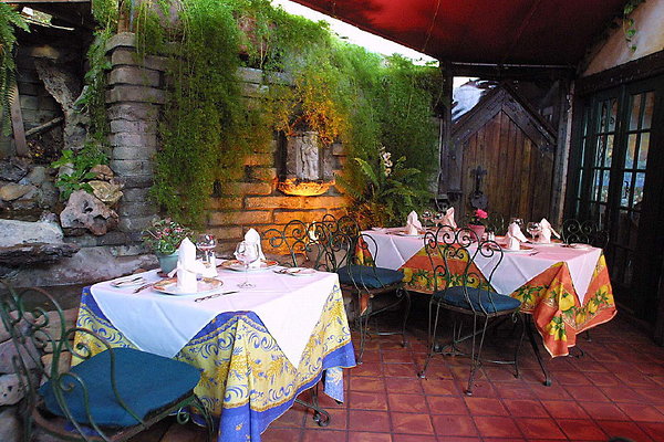 153A Patio Dining 0175 26 1 1