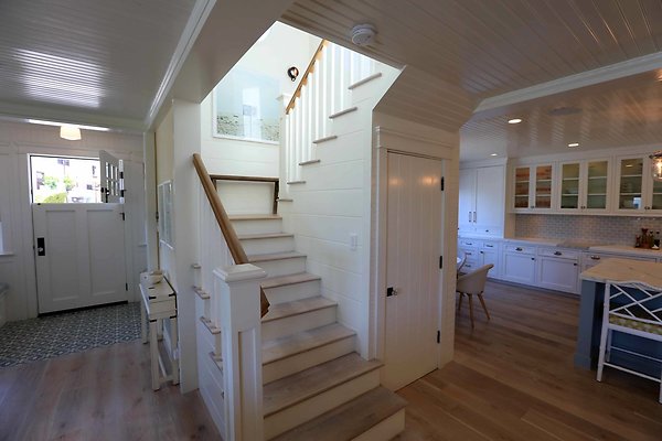 Front Entry &amp; Staircase 0066
