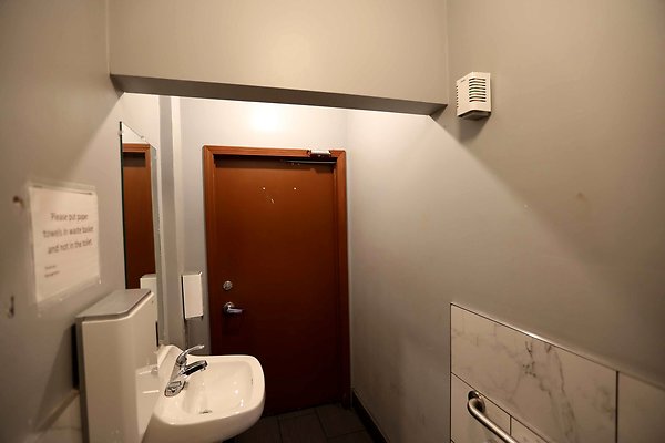 548A Mens Bathroom 0041