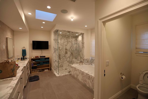 Master Suite Bathroom 0104