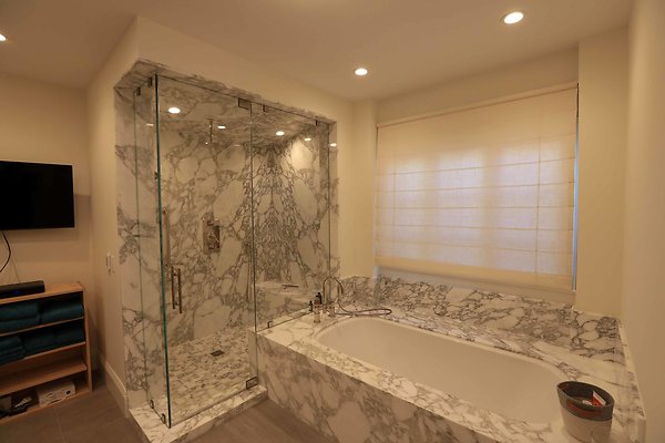 Master Suite Bathroom 0108