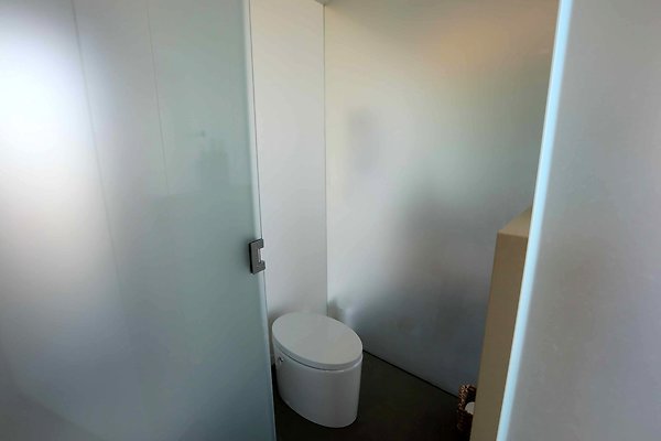 213A Upper Level LS Guest Bathroom 0145