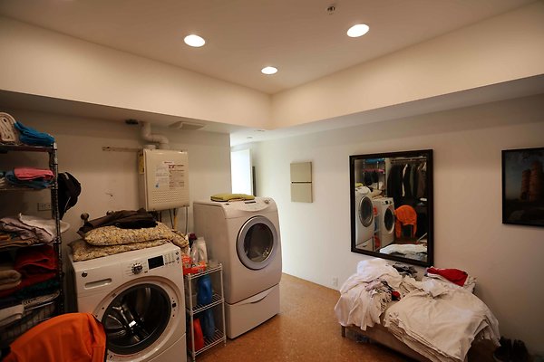269A Master Bedroom Closet &amp; Laundry Room 0111