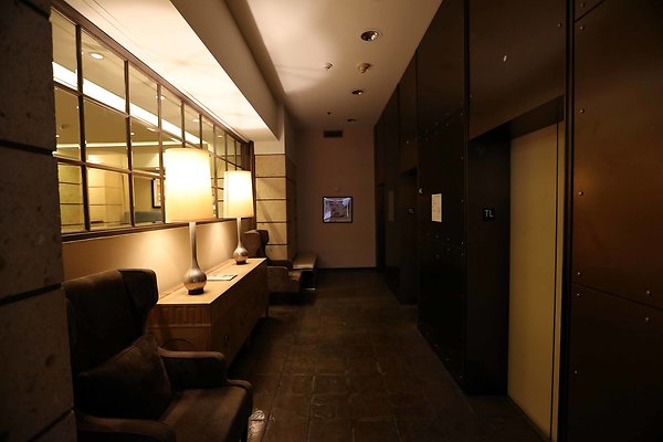 455A Restaurant Elevators  0132