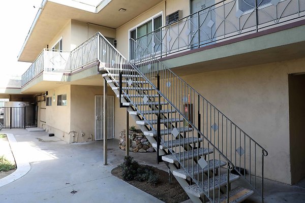 524-2120 Stairs Rear 0014