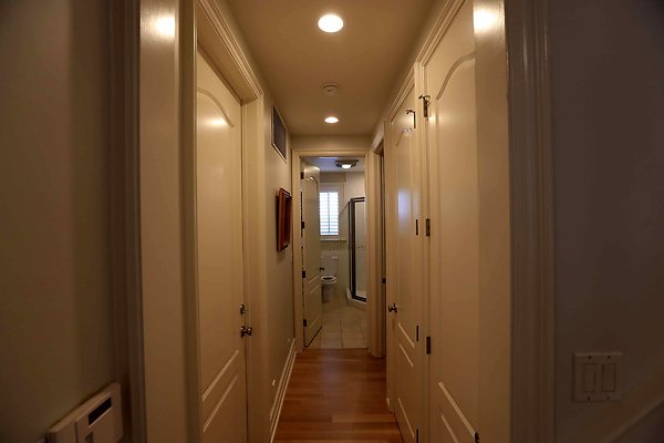 309B Guest Bedroom Hallway 0030