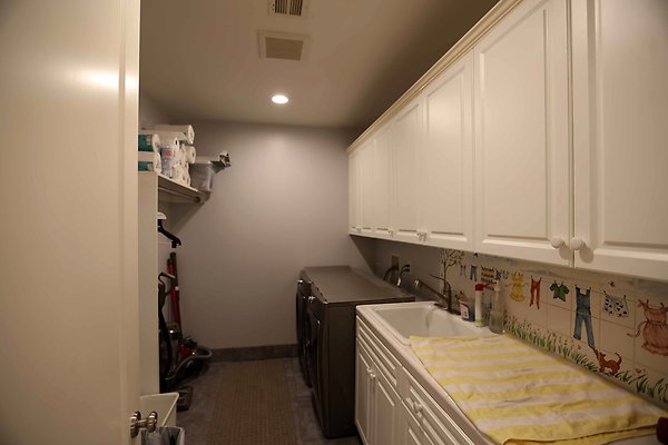 309B Laundry Room 0123