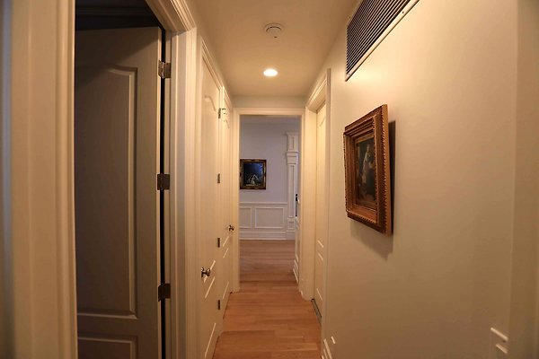 309B Guest Bedroom Hallway 0031