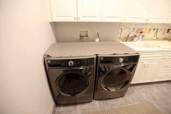 309B Laundry Room 0125