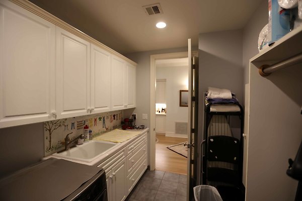 309B Laundry Room 0124