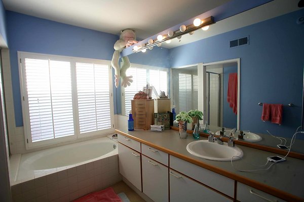 794A Girls Bedroom Bathroom 0045