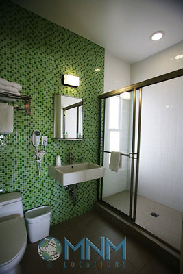 Suite 401 Bathroom 1