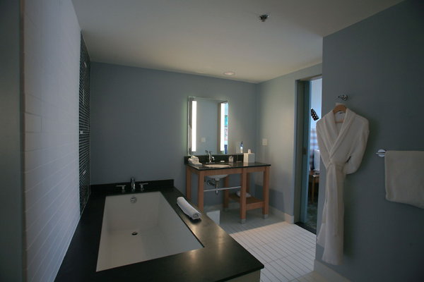 Room 429 King Suite Bathroom 0016 1