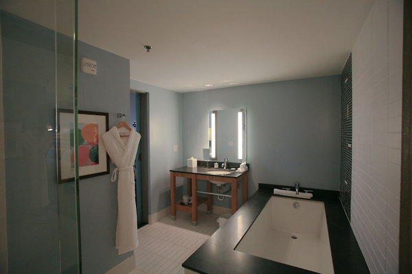 Room 213 Lanai Suite Bathroom 0215 1