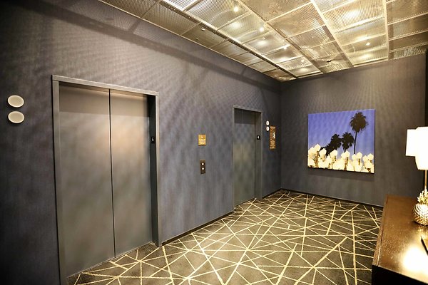 6th Floor Elevator Lobby 0014