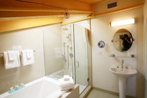 Suite 615 Bathroom 0206 1