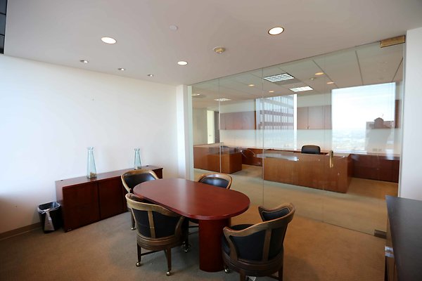 719 18th Floor Small Conference Room 0575