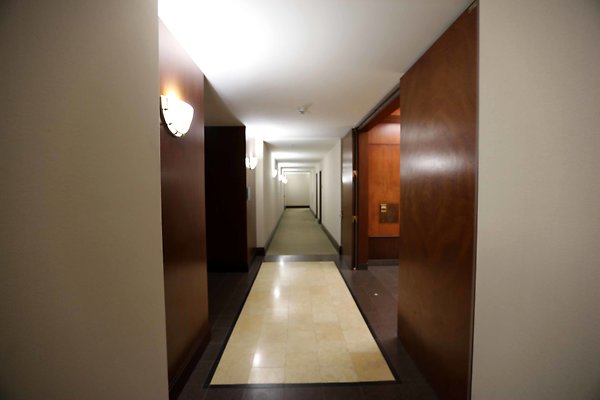 719 18th Floor Hallway 0504