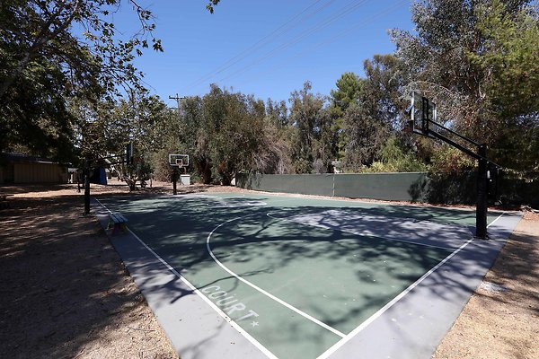 608 Outdoor Basketball Court