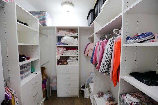 372C Girls Bedroom Closet 0075