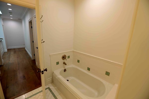 372C 2nd Floor Bathroom 0063