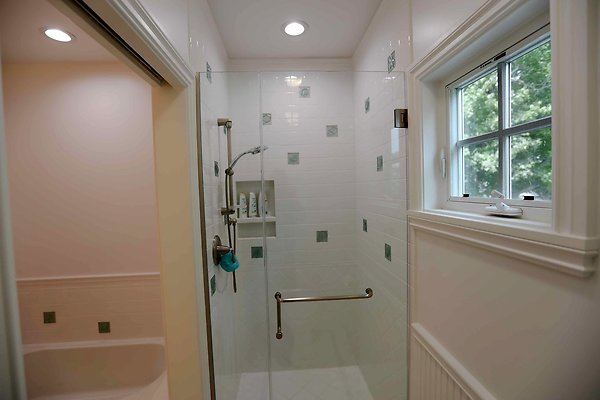 372C 2nd Floor Bathroom 0065