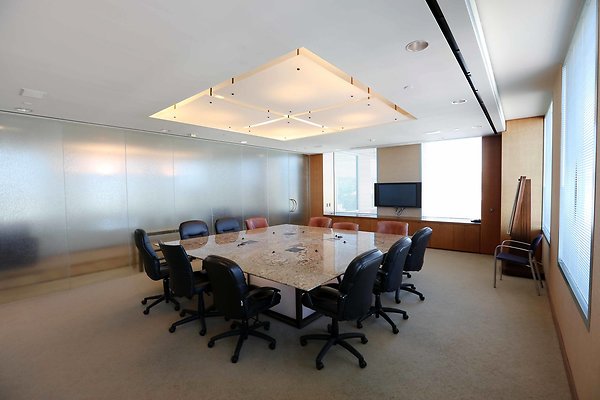719 18th Floor Main Conference Room 0525