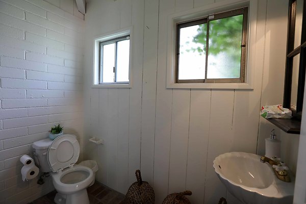 Pool House Bathroom 0062