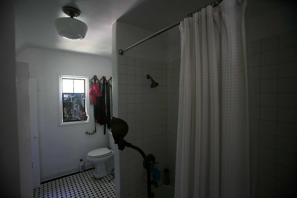 Garage Apartmen Bathroom 0112