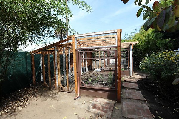 478A Chicken Coop &amp; Vegetable Garden  0135
