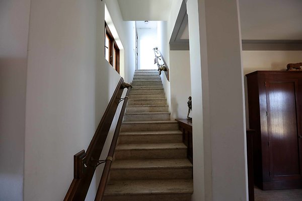 086B Rear Hallway behind Kitchen Stairs 0135