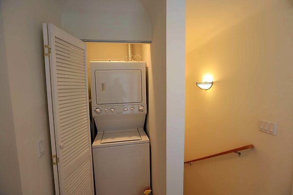 Hallway2 Laundry Closet 0087