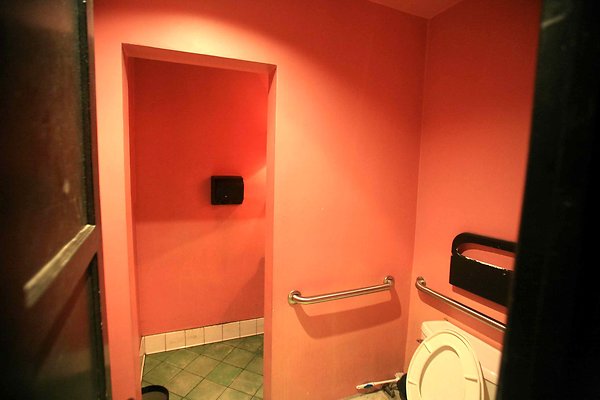 Womens Bathroom 0030