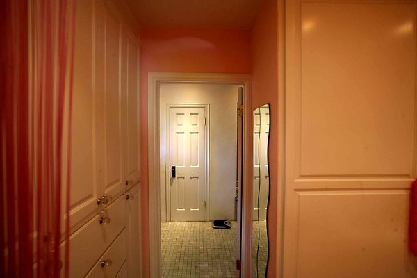 037C Girls Bedroom2 Hallway1