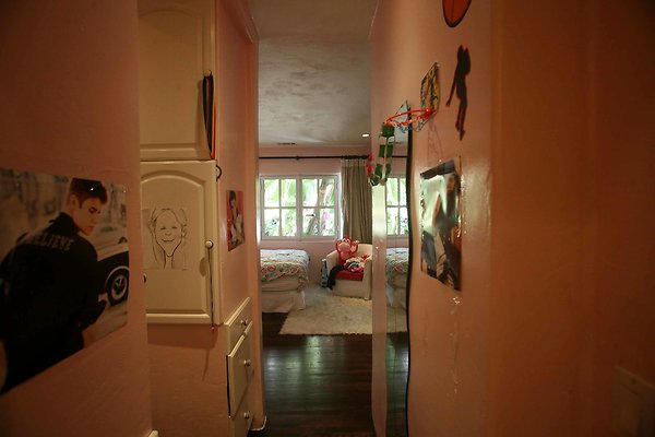 037C Girls Bedroom1 Hallway2