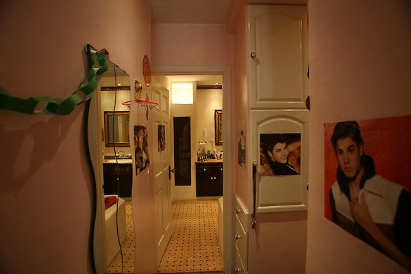 037C Girls Bedroom1 Hallway1