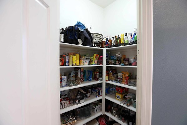 Kitchen Pantry 0040