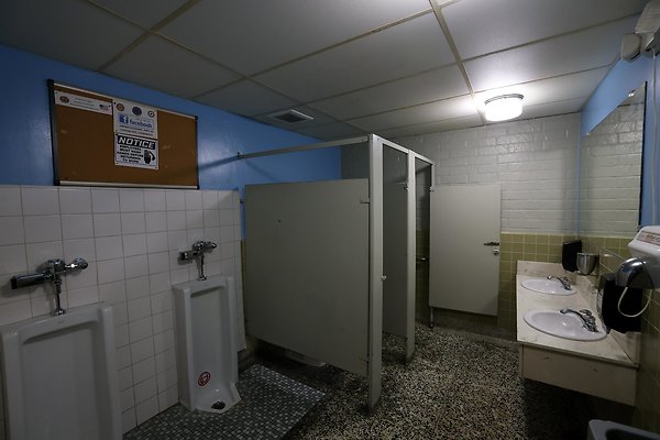 Mens Bathroom 0009